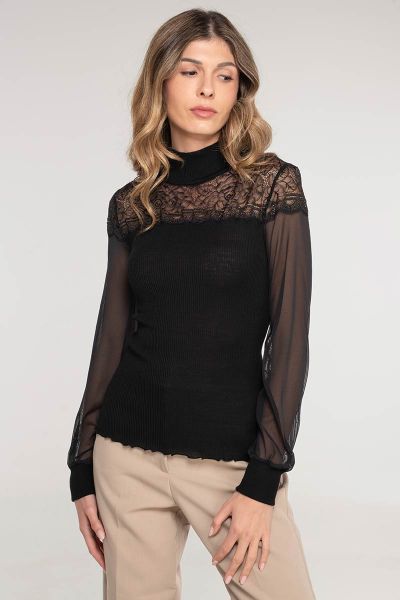 Maglia nera lupetto con pizzo e maniche in tulle