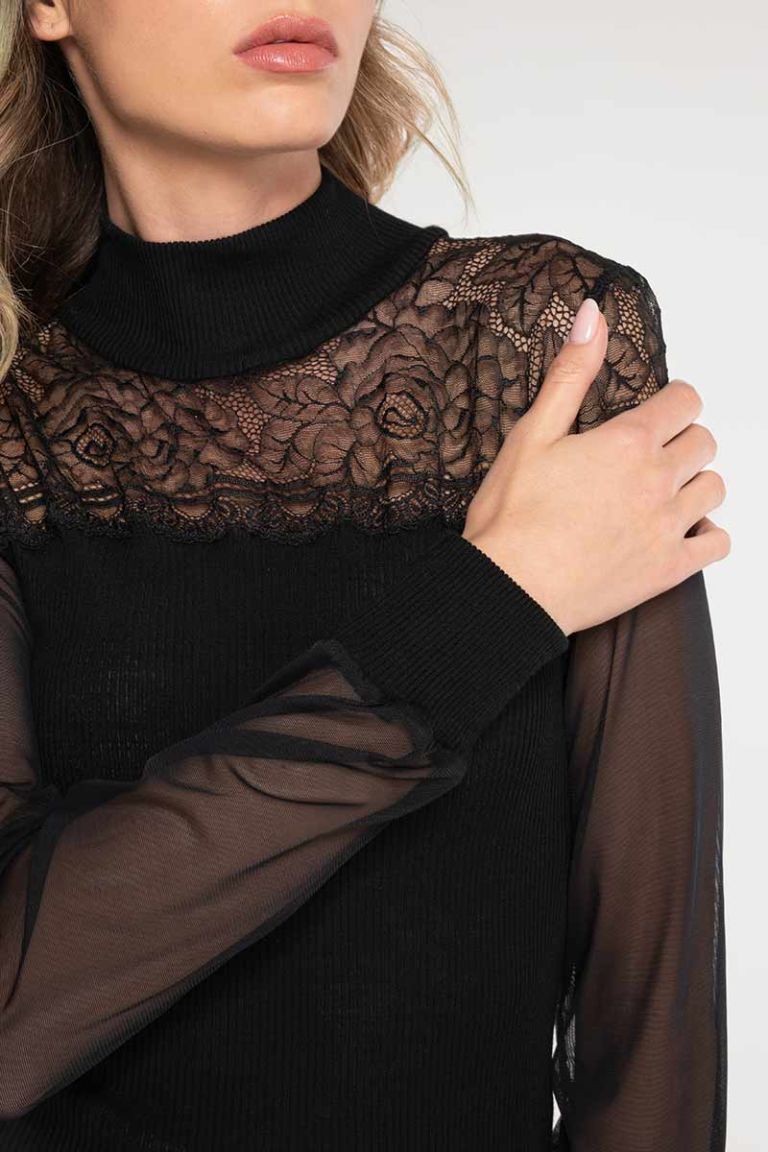 Maglia nera lupetto con pizzo e maniche in tulle