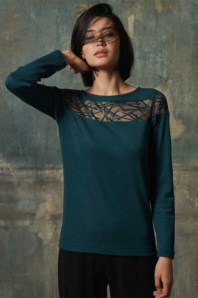 Maglia rasata in lana e seta con ricamo su tulle.