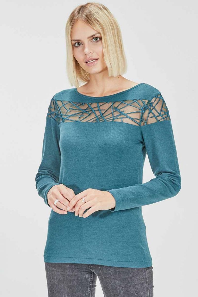 Maglia rasata in lana e seta con ricamo su tulle.