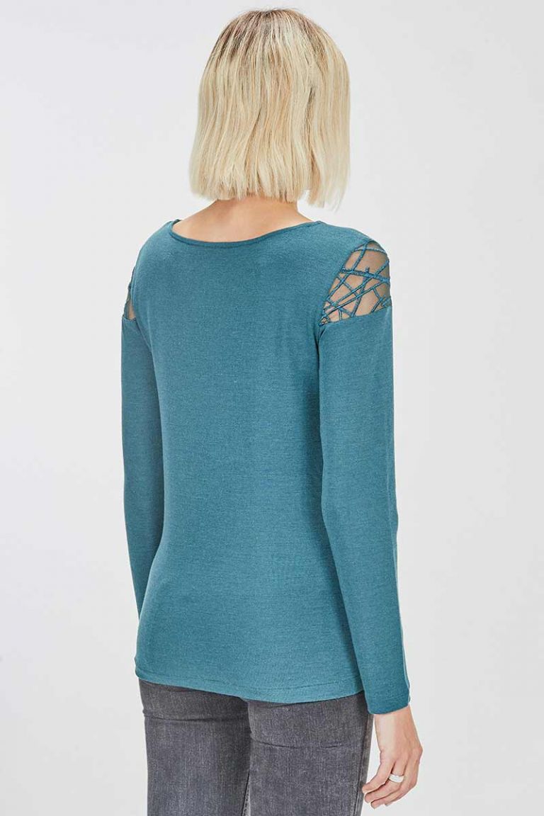 Maglia rasata in lana e seta con ricamo su tulle.