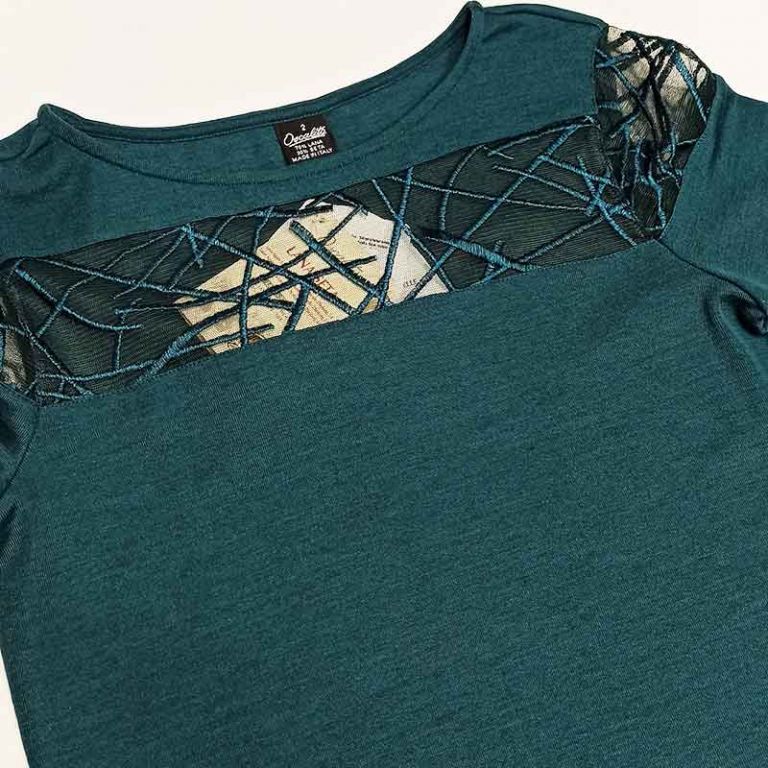 Maglia rasata in lana e seta con ricamo su tulle.