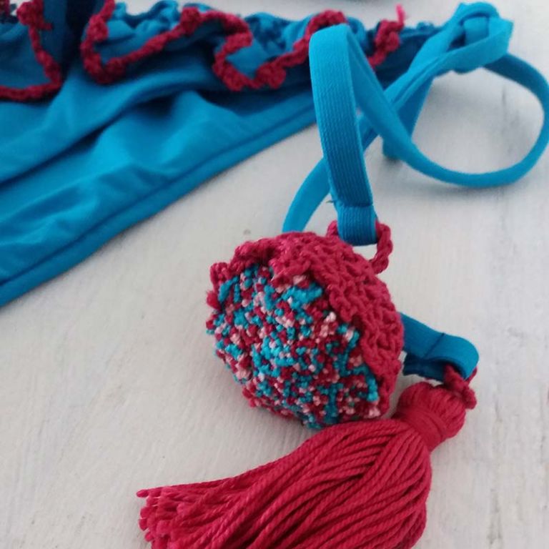 Bikini triangolo con ricamo macramè